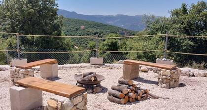 Cozy bungalow integrated in the rocks between the oaks in charming Aannaya