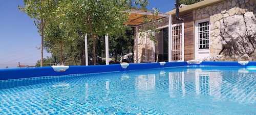 Cozy bungalow integrated in the rocks between the oaks in charming Aannaya