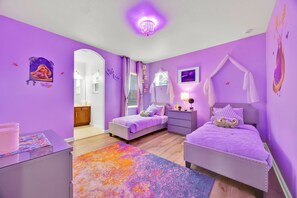 6 chambres, bureau, fer et planche à repasser, lit de bébé portatif