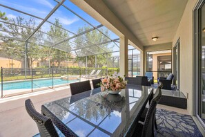 Outdoor dining - 6 BR, 5 Ba, 11 Bed - Pool, Spa, Private Home (Davenport)