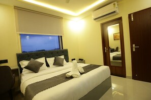 Desk, laptop workspace, free WiFi - Hotel Neo (Jaipur)