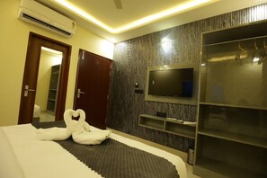 Desk, laptop workspace, free WiFi