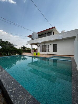 Kolam renang outdoor