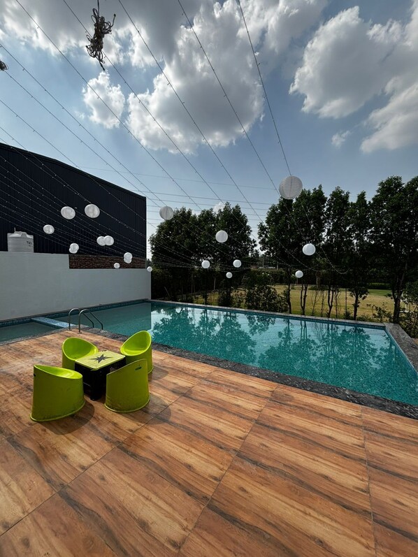 Una piscina al aire libre