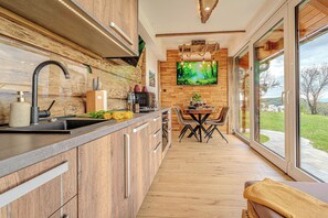 Casa, patio, vista a la colina | Cocina privada | Tetera eléctrica, tostadora y comedor 