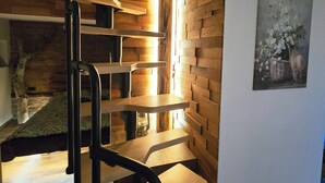 A staircase with wooden steps and black railings, leading to a higher floor. - Vineyard cottage Pri mali luži (Mokronog-Trebelno)