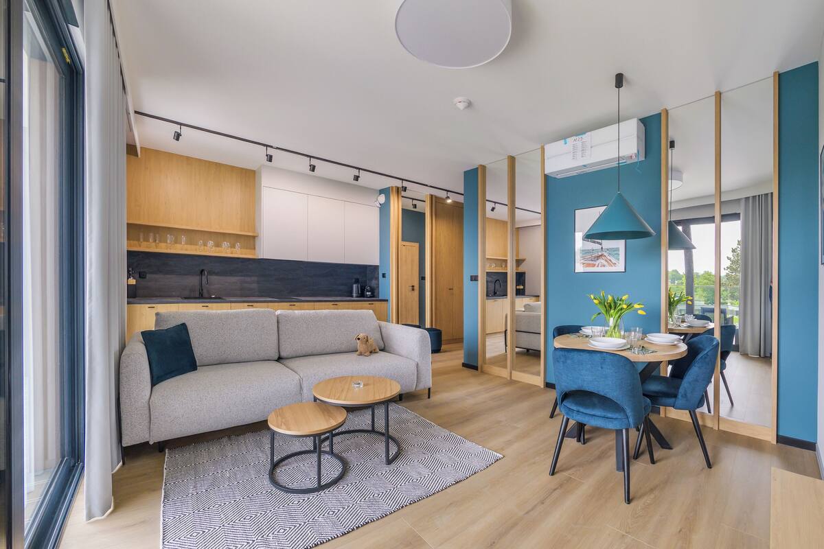 Un appartement moderne comprenant un espace de vie, une cuisine, un coin repas et un balcon avec vue.