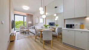 Apartament (52) z widokiem na jezioro | Private kitchen | Fridge, stovetop, electric kettle, cookware/dishes/utensils