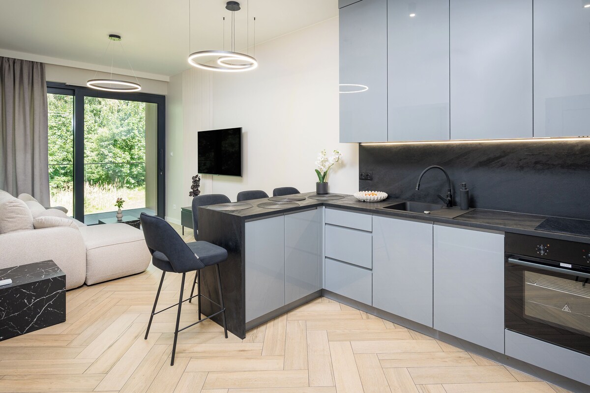 Appartement, balkon | Privékeuken | Een koelkast, een kookplaat, een waterkoker, kookgerei, borden en bestek
