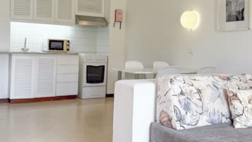 Full-size fridge, oven, stovetop, cookware/dishes/utensils