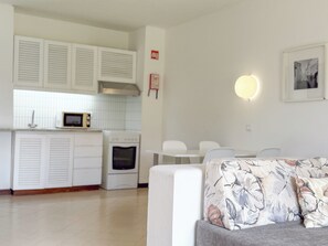 Frigorífico grande, horno, placa de cocina y utensilios de cocina