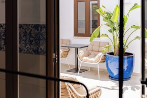 Terrace/patio - City-center townhouse with patio, Stylish 3 bedroom townhouse near Portimão promenade, 15 mins to Praia da Rocha. Private unit in historic building with shared patio, AC in all rooms, fast Wi-Fi, and modern comforts. (Portimao)