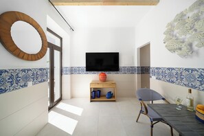 Interior - City-center townhouse with patio, Stylish 3 bedroom townhouse near Portimão promenade, 15 mins to Praia da Rocha. Private unit in historic building with shared patio, AC in all rooms, fast Wi-Fi, and modern comforts. (Portimao)