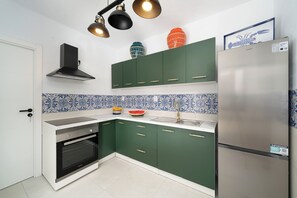 Fridge, oven, stovetop, coffee/tea maker