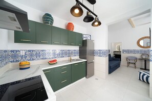 Réfrigérateur, four, plaque de cuisson, cafetière/bouilloire