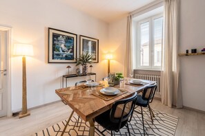 Apartment (2 Bedrooms) | Living room | 55-inch Smart TV with satellite channels - Elegant 2BR Apartment in Siena. Porta Camollia (Siena)