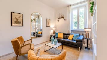Apartment (2 Bedrooms) | Wohnbereich | Fernseher