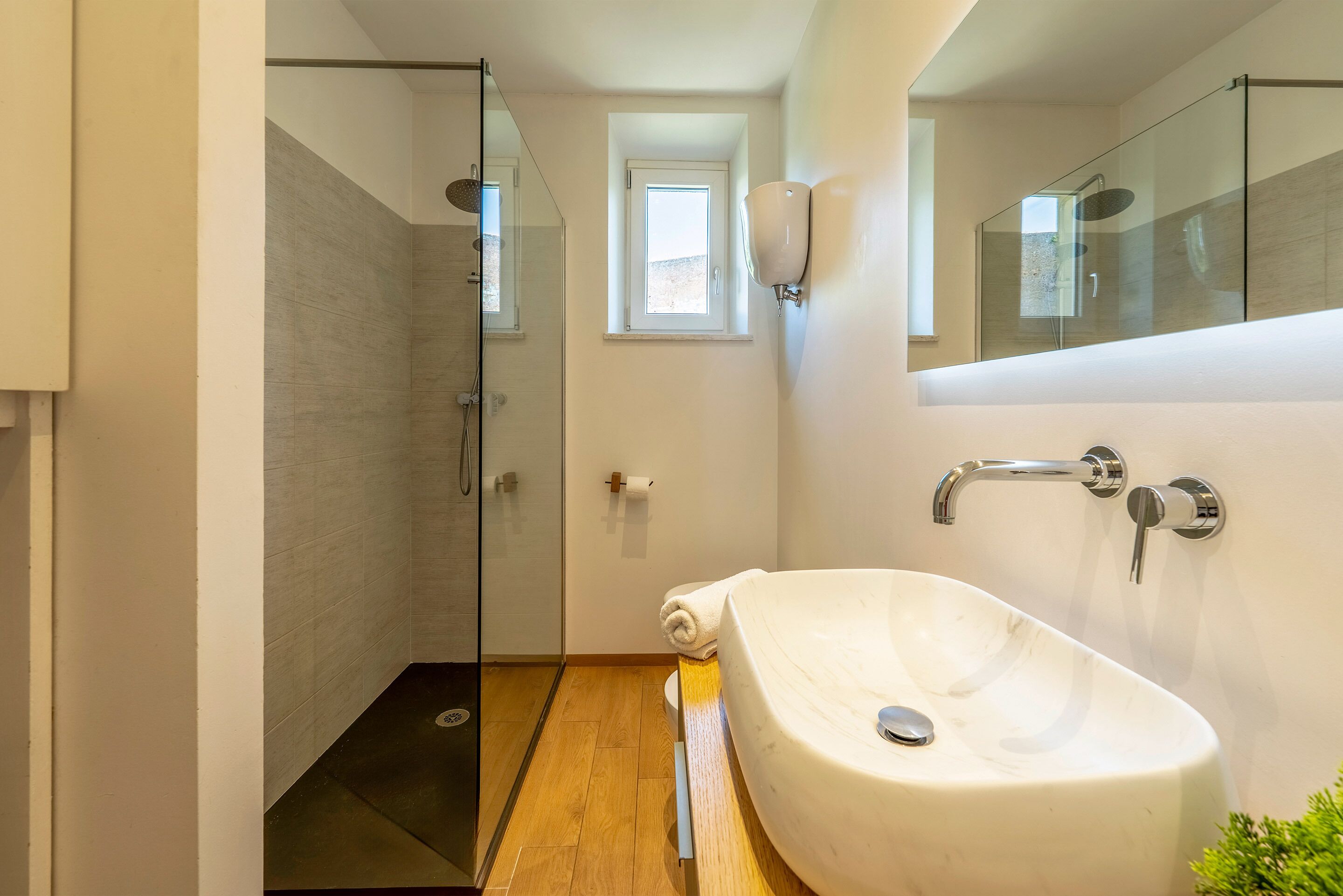 Apartment (2 Bedrooms) | Bathroom | Shower, free toiletries, hair dryer, bidet