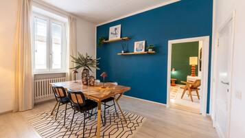 Apartamento (2 Bedrooms) | Opções para refeição no quarto