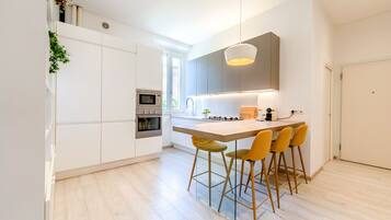 Apartamento (2 Bedrooms) | Cozinha privada | Geladeira grande, micro-ondas, fogão, cooktop