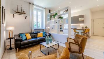 Apartment (2 Bedrooms) | Wohnbereich | Fernseher