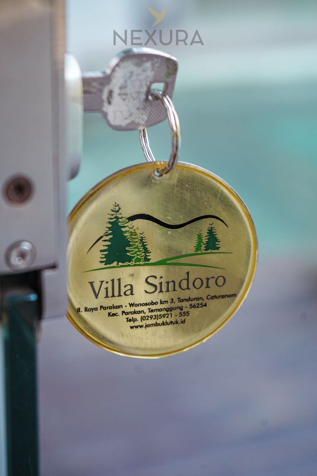 A keychain with the text "Villa Sindoro" and contact information.