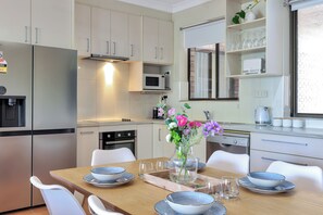 Mikroaaltouuni, uuni, liesi, astianpesukone