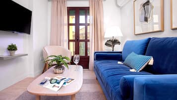 Appartement (2 Bedrooms) | Woonkamer | Een televisie