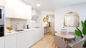 Appartement (2 Bedrooms) | Privékeuken | Een koelkast, een magnetron, een oven, een kookplaat