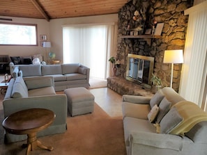 Smart TV, fireplace