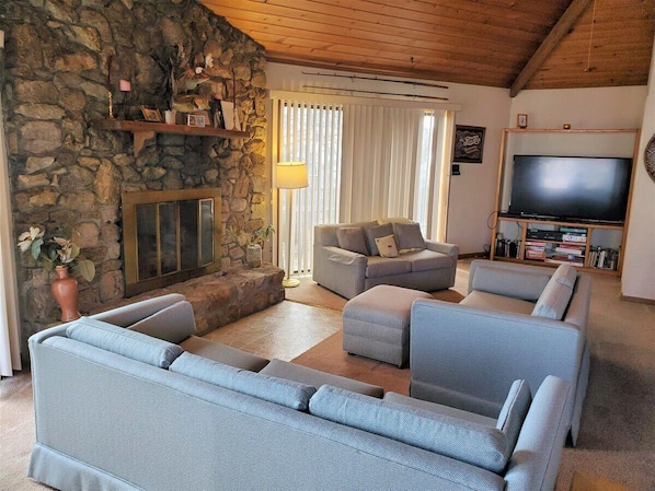 Smart TV, fireplace