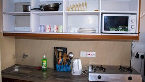 冷蔵庫、電子レンジ、コンロ、調理器具と食器