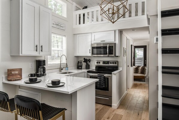 Een koelkast, een microgolfoven, een oven, een kookplaat