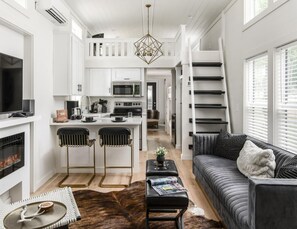Smart TV, fireplace