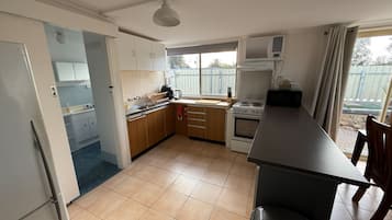 Microondas, horno, tostadora, utensilios de cocina