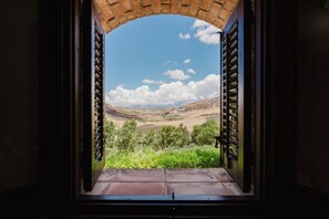 Interior - Agriturismo Ponte Calatrasi Room '16' with Mountain View, Wi-Fi and Air Conditioning (Monreale)