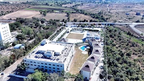 Vista frontal de la propiedad