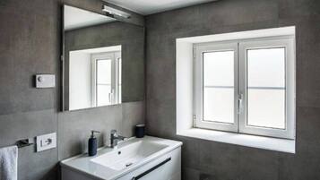 Studio, 1 parisänky ja vuodesohva | Kylpyhuone | Suihku, ilmaiset hygieniatuotteet, hiustenkuivaaja, bidee