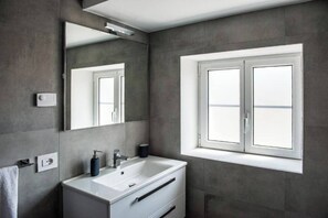 Studio, 1 lit double et 1 canapé-lit | Salle de bain