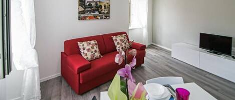 Apartemen, 1 kamar tidur | Area keluarga | Televisi layar datar 32-inci dengan saluran TV digital