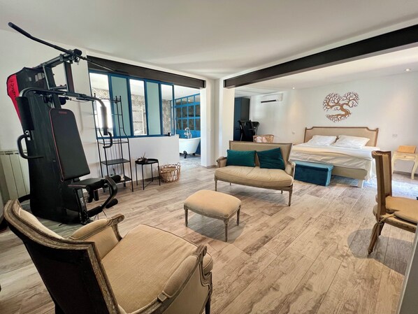 5 bedrooms, iron/ironing board, WiFi, bed sheets