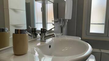 Dusche, Haartrockner, Bidet, Handtücher