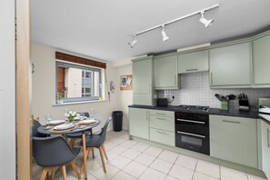 Réfrigérateur, four à micro-ondes, un four, surface de cuisson