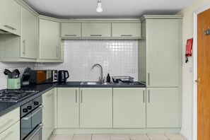 Réfrigérateur, four à micro-ondes, un four, surface de cuisson