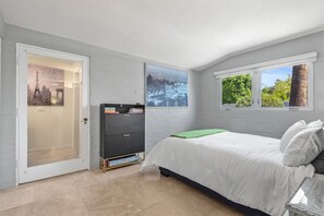 3 bedrooms, iron/ironing board, Internet, bed sheets