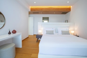 3 chambres, bureau, fer et planche à repasser, lit de bébé portatif
