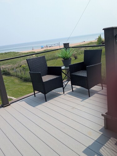 Beachfront home with beautiful view!  Spacious 4-bedroom in charming Kewaunee. 