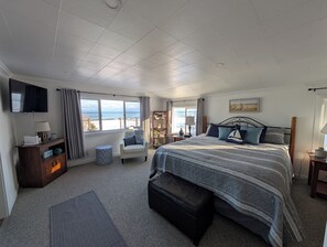 4 bedrooms, iron/ironing board, travel crib, free WiFi