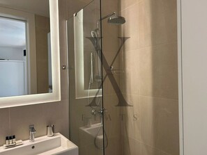 Douche, sèche-cheveux, bidet, serviettes fournies