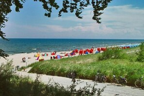 Playa en los alrededores y playa de arena blanca